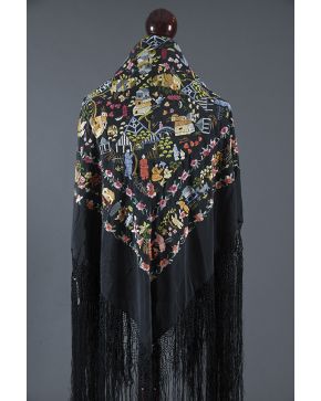 812-Mantón de Manila en seda negra bordado con motivos orientales de arquitecturas. personajes y flores.