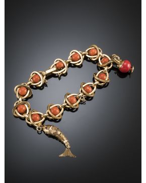 606-LOTE DE VARIAS PIEZAS EN ORO AMARILLO: pulsera de coral y pendientes a juego. sortija de brillantes y rubí; y colgante.