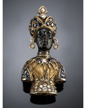 948-BROCHE MORETTO ANTIGUO DE ZAFIROS. con bello rostro de ébano. Sobre una montura de oro amarillo de 18k.