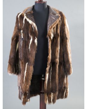 954-Abrigo chaquetón de visón salvaje marrón y blanco. reversible con forro de piel marrón. Talla L.