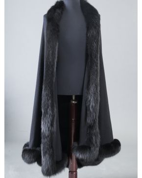 962-Capa de lana con ribetes en zorro negro. Buen estado. 