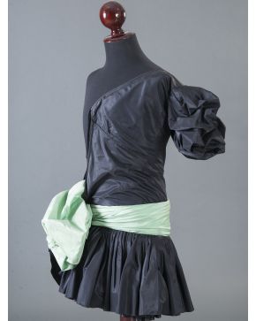 998-ENMANUEL UNGARO. Vestido corto de cocktail en moaré negro con fajín verde agua. Talla S. Buen estado. 