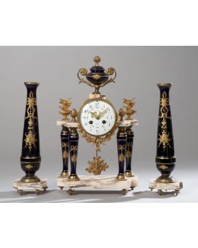1490-Reloj con guarnición de chimenea francesa. en bronce. porcelana y mármol. fines del S. XIX. firmado Georges Gayrin. Bordeaux. Reloj de pórtico con sop