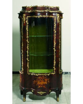 498-Vitrina estilo Luis XV en madera palosanto. marquetería frutal y bronces. Frente acristalado con baldas al interior.