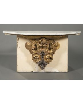 486-Consola de adosar con tapa de mármol. con soporte de ménsula en madera tallada y dorada. S. XIX.