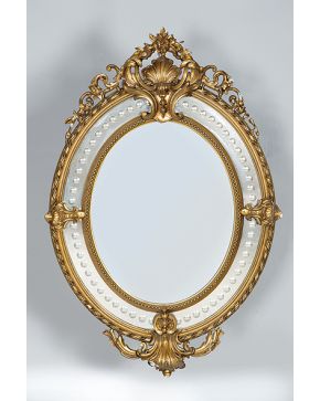 484-Espejo con marco de estilo isabelino en madera dorada y estucada. Copete de lacerías y guirnaldas florales.