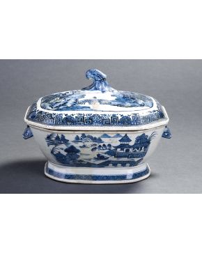 868-Sopera en porcelana china en azul y blanca. dinastía Qing. periodo Qianlong (1736-1795). Con decoración de paisaje en tapa y cuerpo. Restaurada.