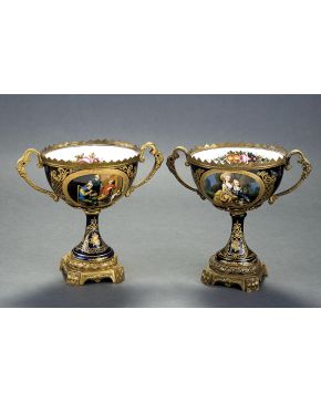316-Pareja de copas en porcelana azul y bronces tipo Sèvres.