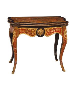 437-Mesa de juego Napoleón III en madera ebonizada con marquetería boulle en latón y aplicaciones de bronce. finales S. XIX. Desperfectos.