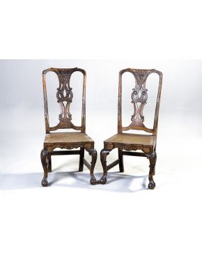 483-Pareja de sillas estilo Chippendale en madera tallada y asiento de rejilla. Andalucía S. XIX.