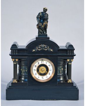 496-Reloj de sobremesa. estilo Napoleón III. en mármol negro tallado. Remate en bronce dorado y pavonado de la figura de Lorenzo de Medici de Miguel Ángel