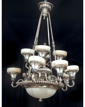 924-Lámpara de techo de 12 luces de estilo Art Decó en metal plateado y alabastro.