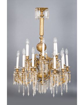 519-Lámpara de techo de dieciocho brazos de luz divididos en dos alturas. en bronce dorado con decoración grabada y prismas de cristal. 