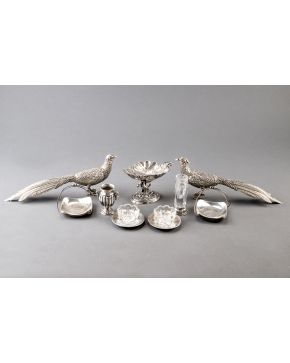 303-Variado lote de mesa en plata española punzonada formado por nueve objetos: violetero en cristal tallado y pie de plata; palillero en forma de copa; p
