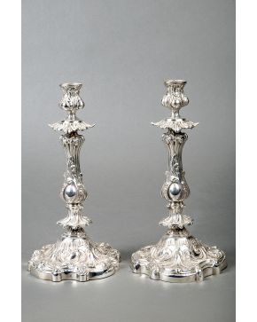 440-Pareja de candeleros estilo Luis XV en plata punzonada. Francia. C. 1850. Decoración de tornapuntas. espejuelos y elementos vegetales.
