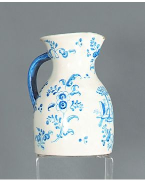 309-Jarra en cerámica azul y blanca de Talavera-Ruiz de Luna. Decoración de arquitecturas y flores. Con marca. Algún piquete. 