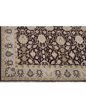 497-Gran alfombra rumana palaciega hecha a mano con decoración vegetal sobre campo marrón con gran cenefa perimetral sobre campo beige.