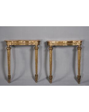 777-Pareja de pequeñas consolas carlos IV en madera tallada y dorada con patas acanaladas y tapa de mármol rosa veteado. C.1800.