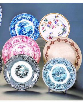 1471-Lote de seis platos en loza y porcelana inglesa estampada y decorada con diferentes colores y motivos. S. XIX-XX. Con marcas.
