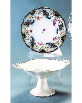 1501-Lote formado por frutero en loza estampada de Pickman. con marcas. s. XIX; y plato en porcelana esmaltada inglesa de flores con detalles en dorado y m
