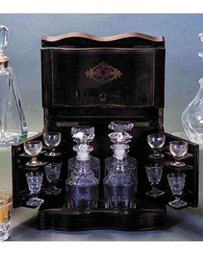 446-Elegante caja licorera Napoleón III. Francia S. XIX. en madera ebonizada con decoración de marquetería de boulle en el frente. Interior compartimentad