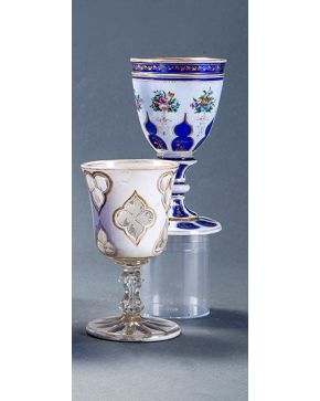 526-Lote de dos copas en cristal doblado de Bohemia. C. 1900. Con decoración pintada de flores y detalles en dorado