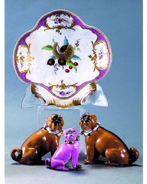 1505-Lote de tres pequeños perros bulldog. dos de ellos pareja con marcas en la base. en porcelana esmaltada. 