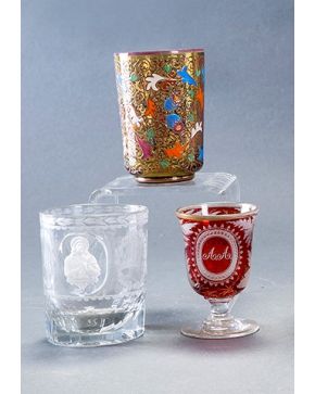 1513-Lote en cristal formado por vaso con decoración esmaltada; copa en cristal de Bohemia grabado y vaso de La Granja con camafeo y decoración grabada. un