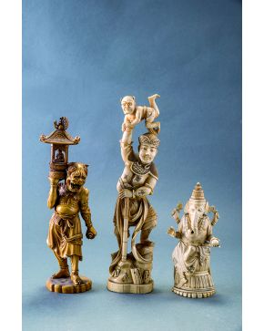 878-Figura grotesca china en marfil tallado y teñido. Representa a un personaje diabólico con el torso desnudo portando un templete con la imagen de Buda 