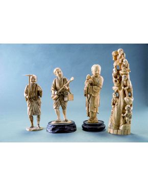 877-Grupo escultórico chino en marfil tallado. Se trata de seis personajes manupulando lo que parece un tejido de grandes dimensiones. Toques de policromí