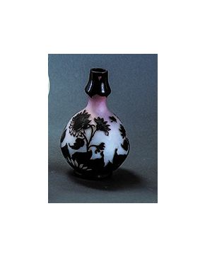 522-Botella en vidrio camafeo o cristal doblado. tipo Gallé. Fondo de tonalidades que van del blanco al rosa claro y decoración de girasoles y hojas en ma