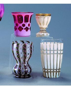 525-Variado lote formado por cuatro piezas en cristal de colores moldeado: dos copitas. un pequeño jarrón y un vaso en cristal doblado. Diferentes diseños