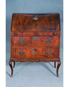 1506-Cómoda-escritorio inglesa en madera tallada. con dos registros de cajones en el frente. Tiradores y bocalleve en bronce. Siglo XIX.