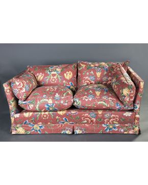 528-Pareja de sillones de tres y dos plazas con tapicería de frutos y flores sobre fondo color rosa.