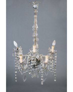 1491-Lámpara de techo de seis luces en cristal moldeado con brazos sogueados y decoración de pandelocas y cuentas de cristal. 