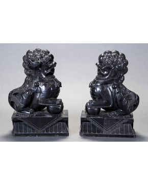 890-Pareja de leones Foo en piedra negra china.