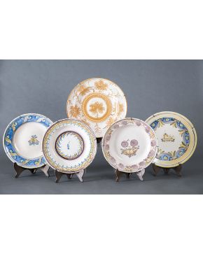 733-Lote formado por cinco platos en cerámica esmaltada levantina s. XIX. uno de ellos de la Serie Esponjados ejucutado a mano alzada. Alguna falta. 