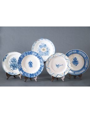 752-Lote de cinco platos en cerámica esmaltada de Manises s. XIX. uno firmado A.S. Lañas. consolidaciones y faltas.