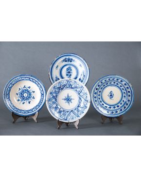 751-Lote de cuatro platos en cerámica esmaltada de Manises s. XIX. Faltas.