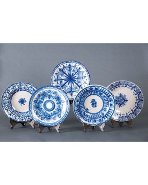 744-Lote de cinco platos en cerámica esmaltada de Manises.s XIX. Dos firmados A.M.C  y A. Consolidaciones. lañas. algun pelo y faltas.