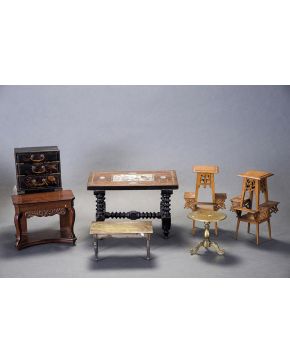 351-Lote de siete muebles en miniatura. formado por pareja de maceteros en madera tallada. consola isabelina. cómoda en madera lacada con decoracón de chi