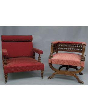 489-Butaca inglesa s. XIX en madera tallada con tapicería en tela roja y patas de rueda.