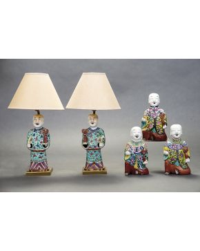 574-Lote formado por tres figuras en porcelana china esmaltada arrodilladas y portando cetro y fruta. Traje decorado con elementos geométricos y vegetales