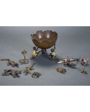 386-Lote de cinco miniaturas en bronce pintado en frío vienés. ss. XIX-XX. formado por una trucha. una rana fumando. un ratón en un saco. figura de inspir