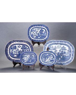 567-Lote formado por cinco bandejas ovales en loza inglesa estampada en azul con decoración geométrica en el alero y arquitectura con personajes en el cam