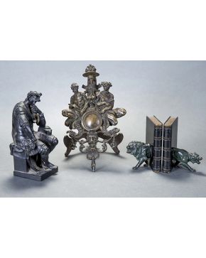 700-Decorativo aplique en bronce dorado. s. XIX con pareja clásica flanqueando un eje formado por antorcha. animales fantásticos y mascarón.