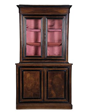 347-Mueble esquinera de dos cuerpos Italia. S. XIX. en madera de caoba con detalles ebonizados. Parte superior acristalada e inferior de doble puerta.