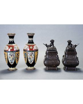 622-Pareja de jarrones chinos en esmalte cloisonne con decoración de elementos florales y animales fantásticos en reserva.
