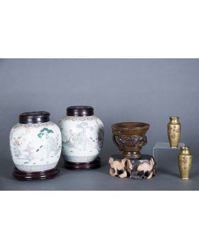 621-Pareja de jarroncitos chinos en bronce dorado con flores y pájaro en relieve y motivos vegetales incisos.