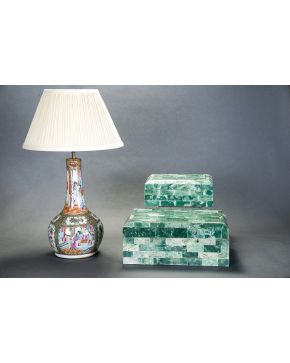 989-Jarrón adaptado a lámpara de sobremesa en porcelana china. Familia Rosa. Dinastía Qing. Profusa decoración vegetal. de aves e interiores con personaje